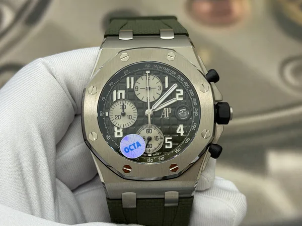 OCTA Royal Oak Offshore 26238, green dial, titanium case, dial view