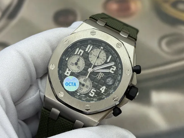 OCTA Royal Oak Offshore 26238, green dial, titanium case, dial, tilted