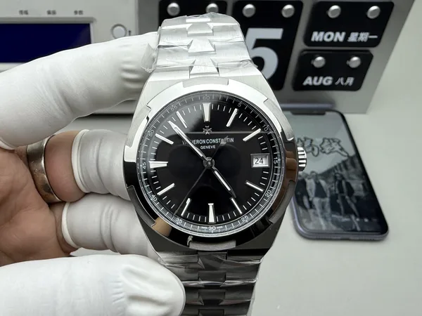 PPF Overseas 4500V, black dial, steel bracelet, dial view