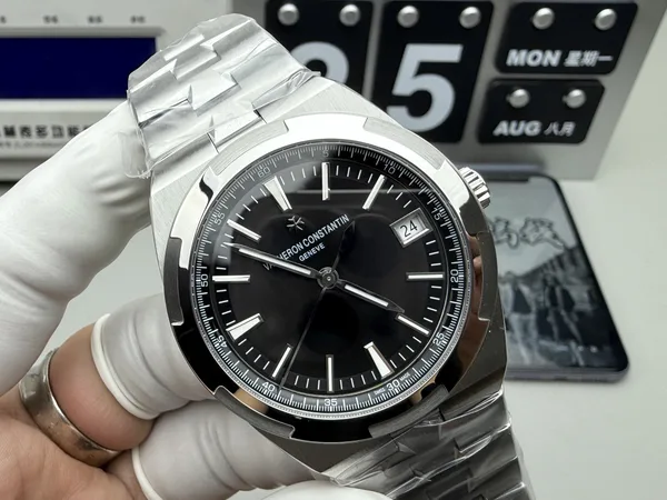 PPF Overseas 4500V, black dial, steel bracelet, angled dial view