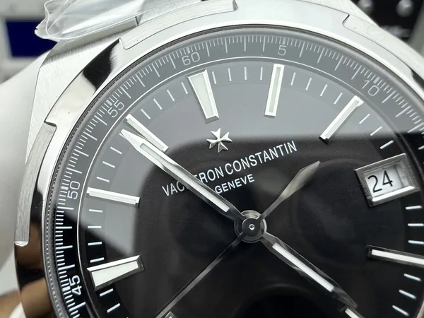 PPF Overseas 4500V, black dial, steel bracelet, dial close-up