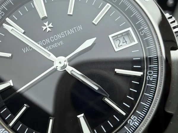 PPF Overseas 4500V, black dial, steel bracelet, date and dial detail