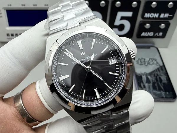 PPF Overseas 4500V, black dial, steel bracelet, on the hand