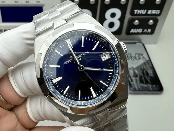 PPF Overseas 4500V, blue dial, steel bracelet, angled dial view