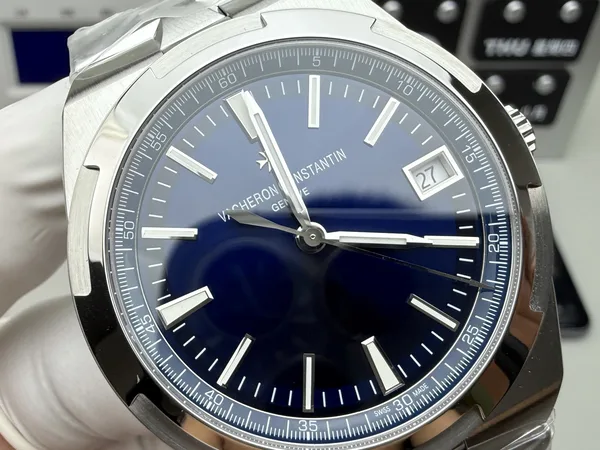 PPF Overseas 4500V, blue dial, steel bracelet, date and dial detail