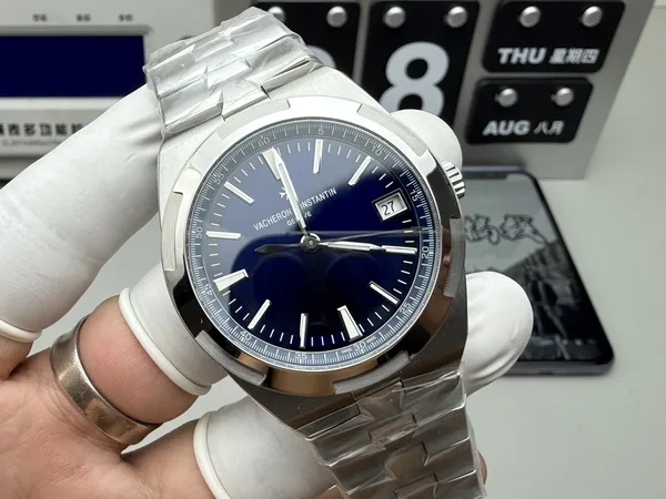 PPF Overseas 4500V, blue dial, steel bracelet, on the hand