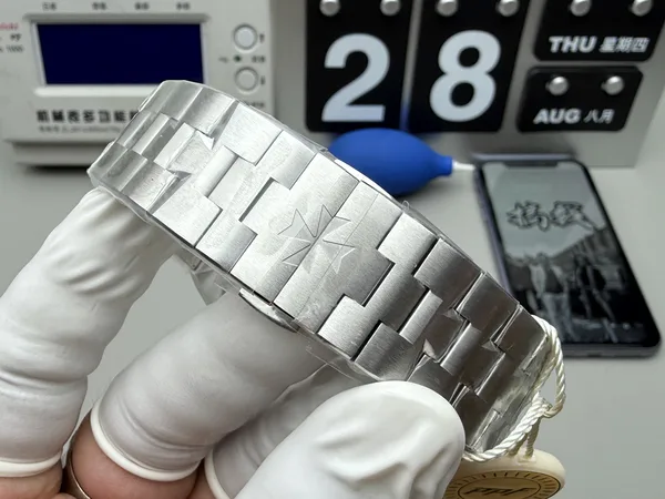 PPF Overseas 4500V, blue dial, steel bracelet, bracelet links