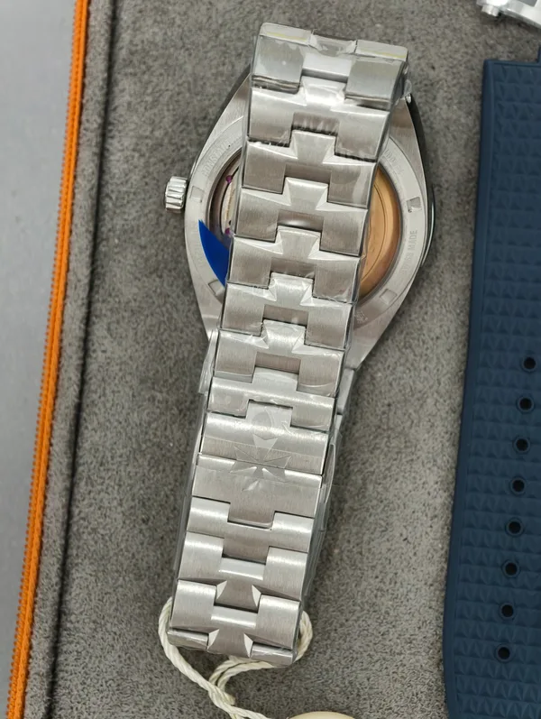 PPF Overseas 4500V, blue dial, bracelet links