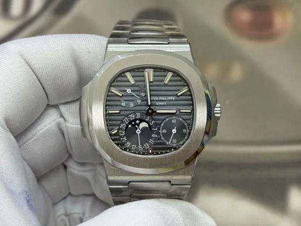 UMI Nautilus 5712/1A, blue-grey dial, steel bracelet