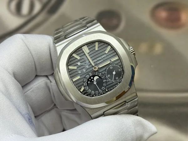 UMI Nautilus 5712/1A, blue-grey dial, steel bracelet, angled dial view