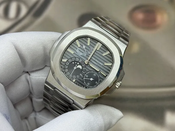 UMI Nautilus 5712/1A, blue-grey dial, steel bracelet, dial and moon phase, tilted