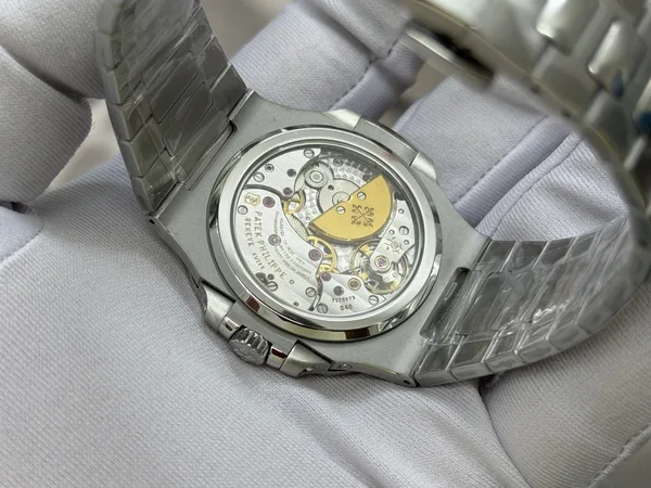 UMI Nautilus 5712/1A, blue-grey dial, steel bracelet, display caseback and micro-rotor