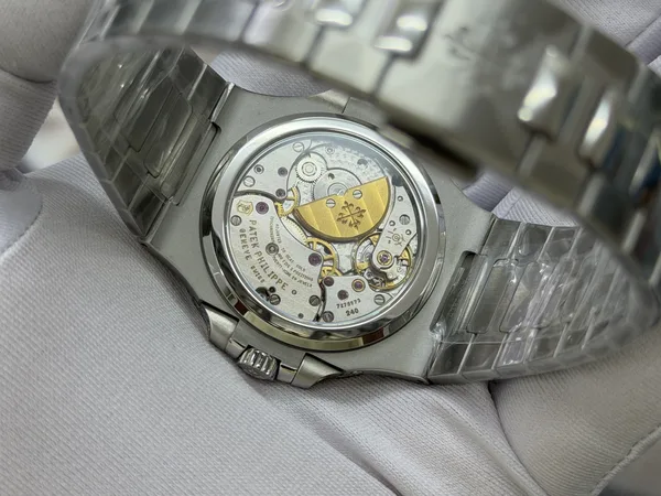 UMI Nautilus 5712/1A, blue-grey dial, steel bracelet, movement through the caseback