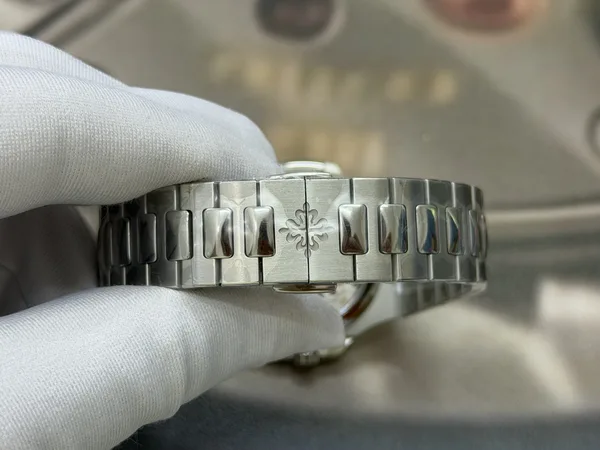 UMI Nautilus 5712/1A, blue-grey dial, steel bracelet, folding clasp