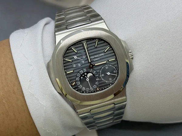 UMI Nautilus 5712/1A, blue-grey dial, steel bracelet, on the wrist