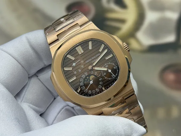 UMI Nautilus 5712/1R, brown dial, gold-plated bracelet, dial view