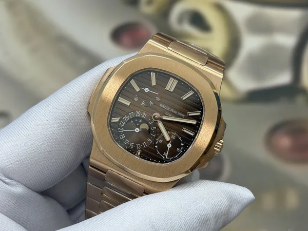 UMI Nautilus 5712/1R, brown dial, gold-plated bracelet, angled dial view