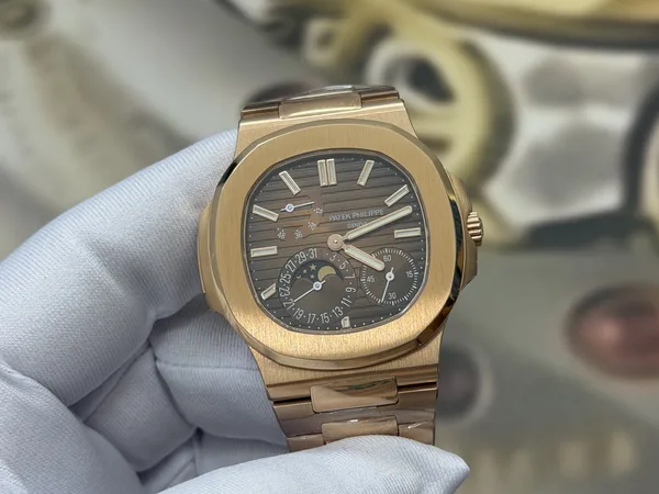 UMI Nautilus 5712/1R, brown dial, gold-plated bracelet, dial and moon phase, tilted