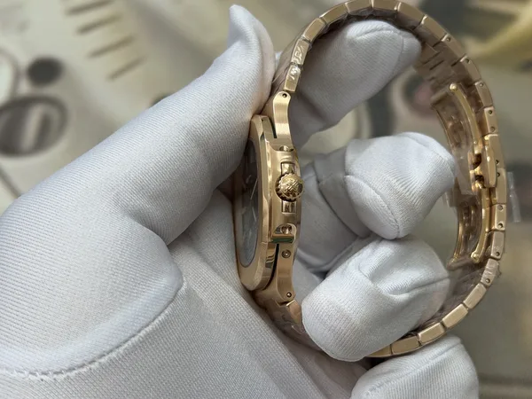 UMI Nautilus 5712/1R, brown dial, gold-plated bracelet, crown side