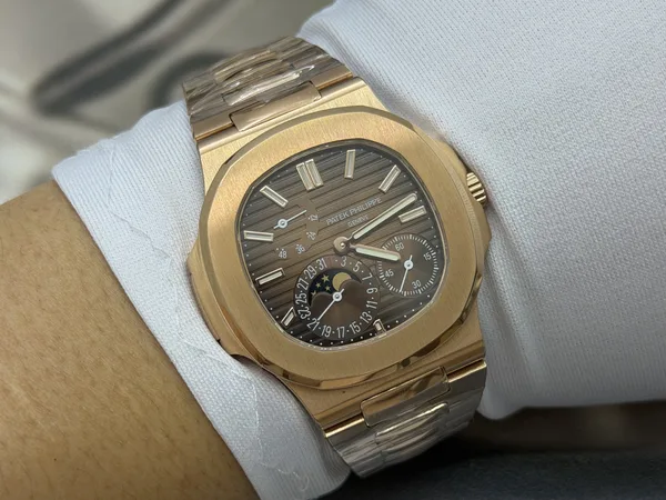 UMI Nautilus 5712/1R, brown dial, gold-plated bracelet, on the wrist