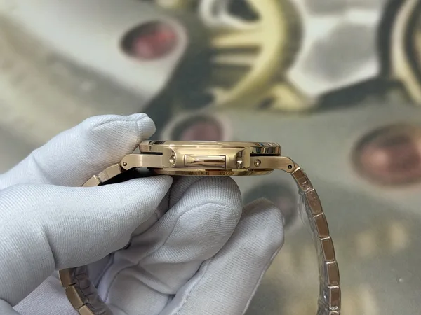 UMI Nautilus 5712/1R, brown dial, gold-plated bracelet, case profile