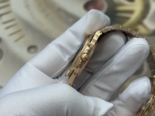 UMI Nautilus 5712/1R, brown dial, gold-plated bracelet, case profile, opposite side