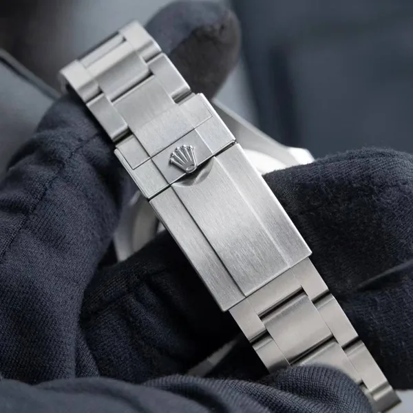 Clasp and bracelet detail