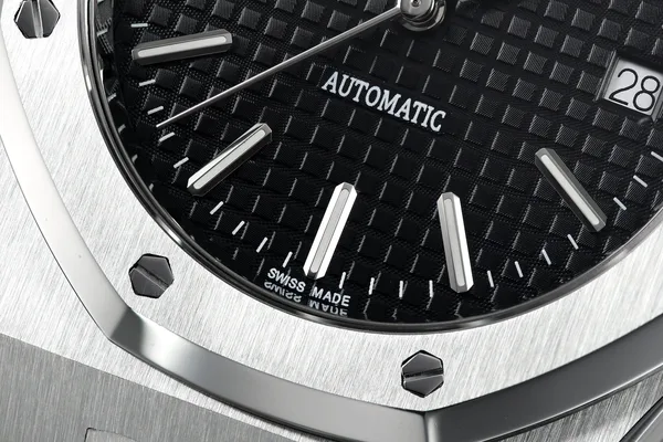 ZF Royal Oak 15300ST, black dial, dial texture and date close-up