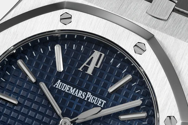 ZF Royal Oak 15300ST, blue dial, dial close-up
