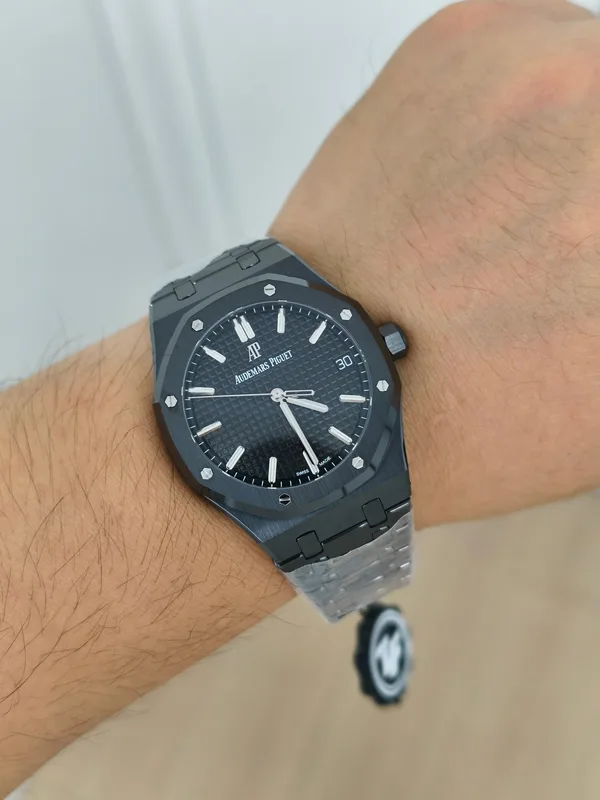 ZF Royal Oak 15500 Full Ceramic, black ceramic, black dial, on the wrist