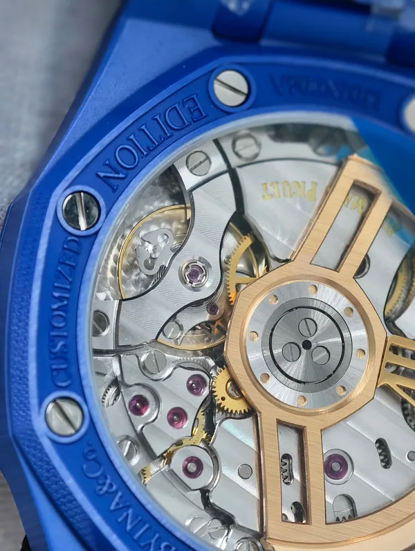 ZF Royal Oak 15500 Full Ceramic, blue ceramic, blue dial, movement close-up