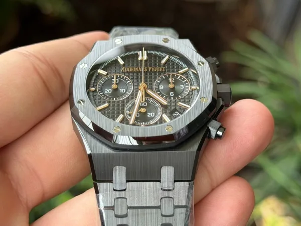 ZF Royal Oak Chronograph 26240CE, black ceramic, black dial, case and pushers, three-quarter view