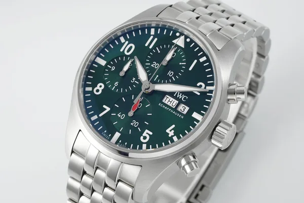 APSF Pilot's Chronograph 41, green dial, steel bracelet, dial, angled from the right