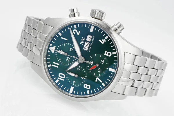 APSF Pilot's Chronograph 41, green dial, steel bracelet, case and pushers, three-quarter view
