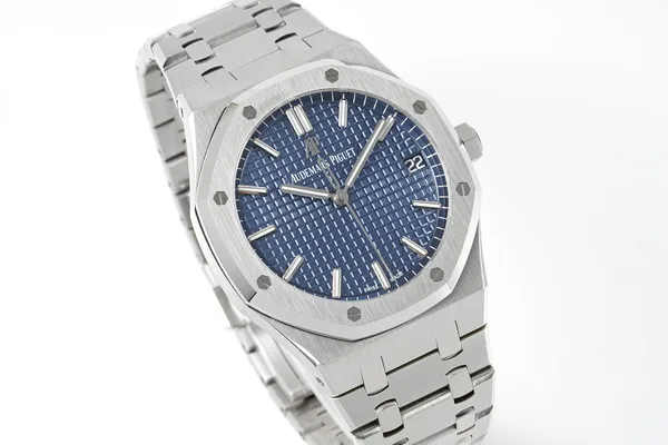 APSF Royal Oak 15500, blue dial, dial, angled from the other side