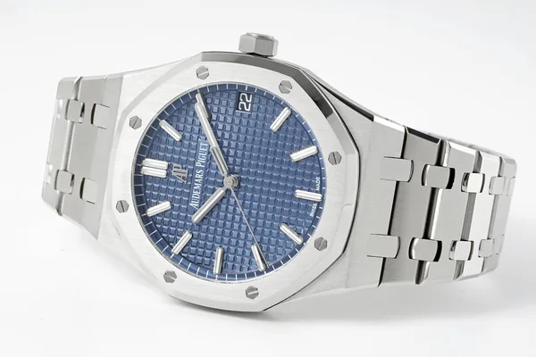 APSF Royal Oak 15500, blue dial, case and bracelet, side angle