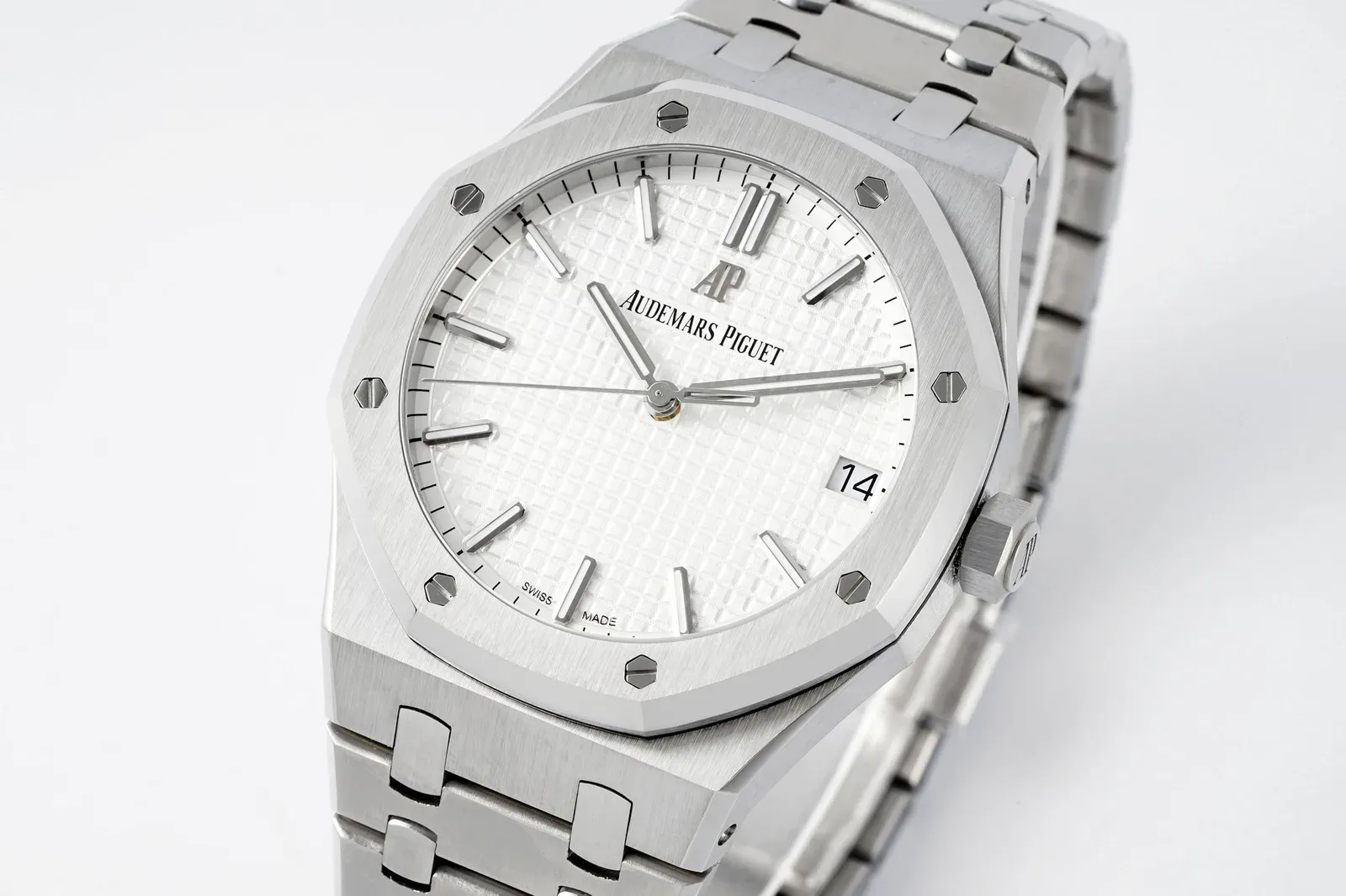 APSF Royal Oak 15500, white waffle-pattern dial, steel case and bracelet, angled view