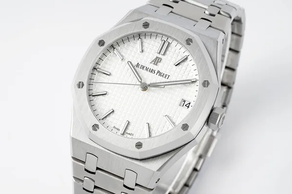 APSF Royal Oak 15500, white waffle-pattern dial, steel case and bracelet, angled view