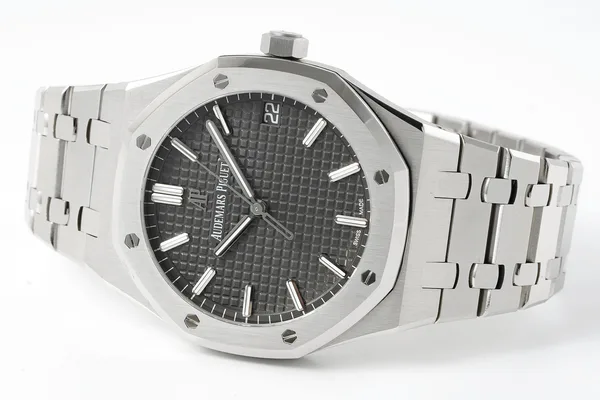 APSF Royal Oak 15500, grey dial, case and bracelet, side angle