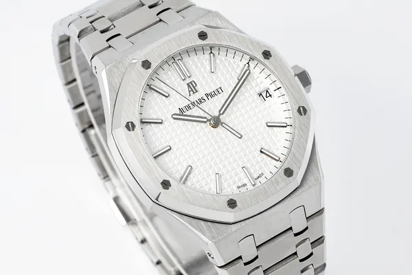 APSF Royal Oak 15500, white dial, dial, angled from the other side