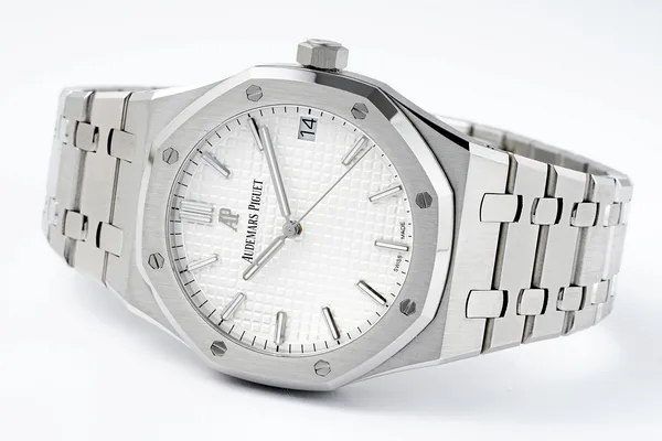 APSF Royal Oak 15500, white dial, case and bracelet, side angle