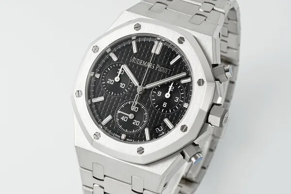 APSF Royal Oak Chronograph 26240, black dial, dial, angled from the other side