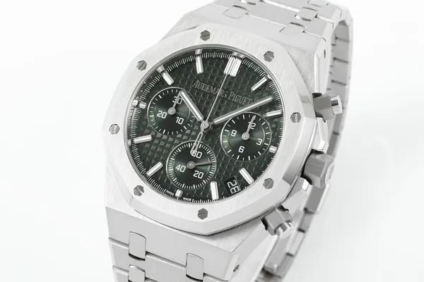 APSF Royal Oak Chronograph 26240, green dial, dial, angled from the other side