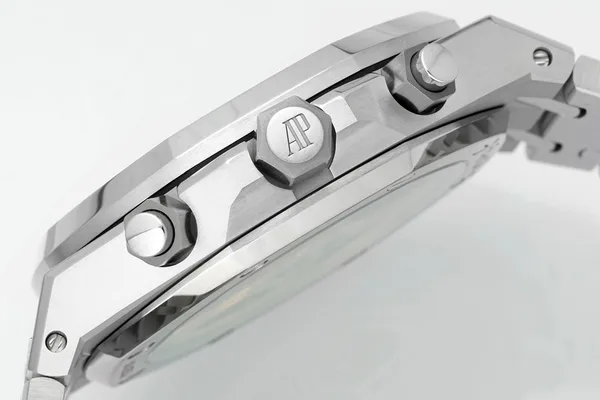 APSF Royal Oak Chronograph 26240, white dial, case profile, left side