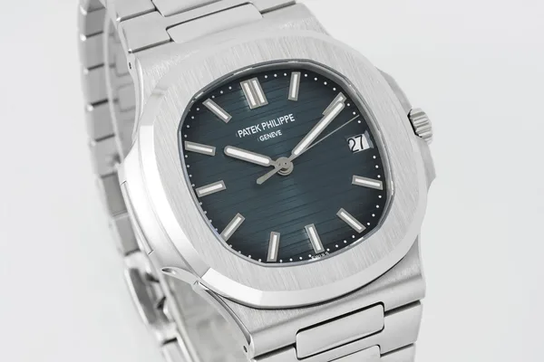 DDF Nautilus 5711/1A, blue dial, bracelet and clasp