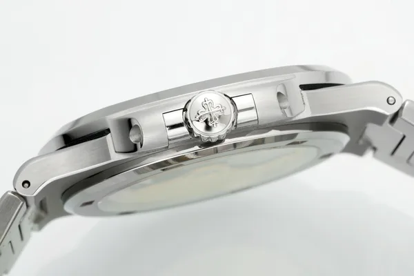 DDF Nautilus 5711/1A, blue dial, case profile, crown side