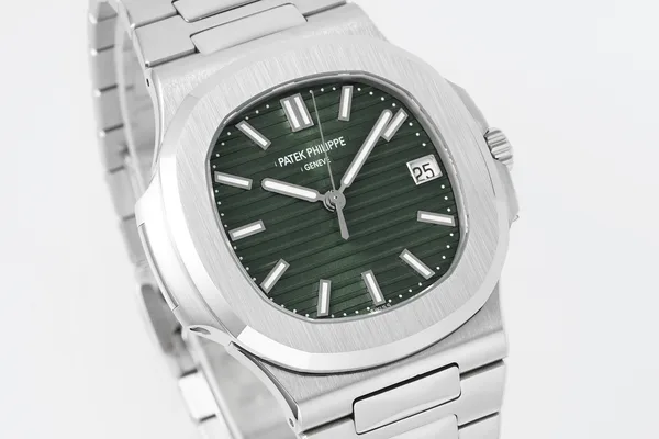 DDF Nautilus 5711/1A, olive green dial, bracelet and clasp