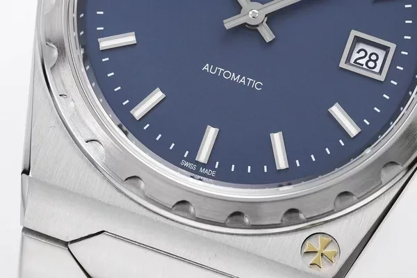 PPF Historiques 222 4200H, date window and bezel close-up