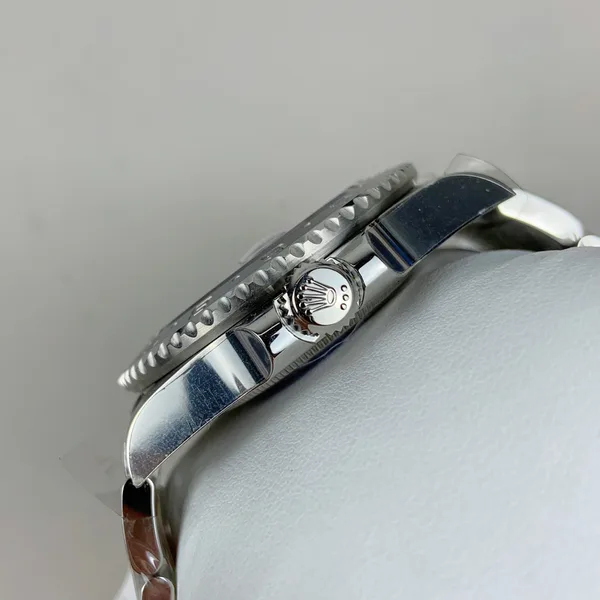 Rich Factory GMT-Master II 126710BLRO Pepsi, jubilee-style bracelet, case profile, crown side