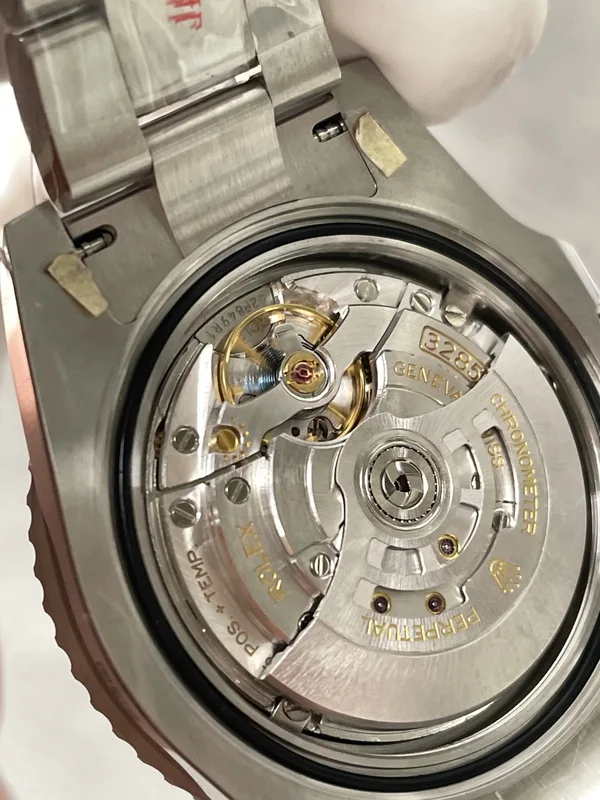 Rich Factory GMT-Master II 126710BLRO Pepsi, jubilee-style bracelet, movement close-up
